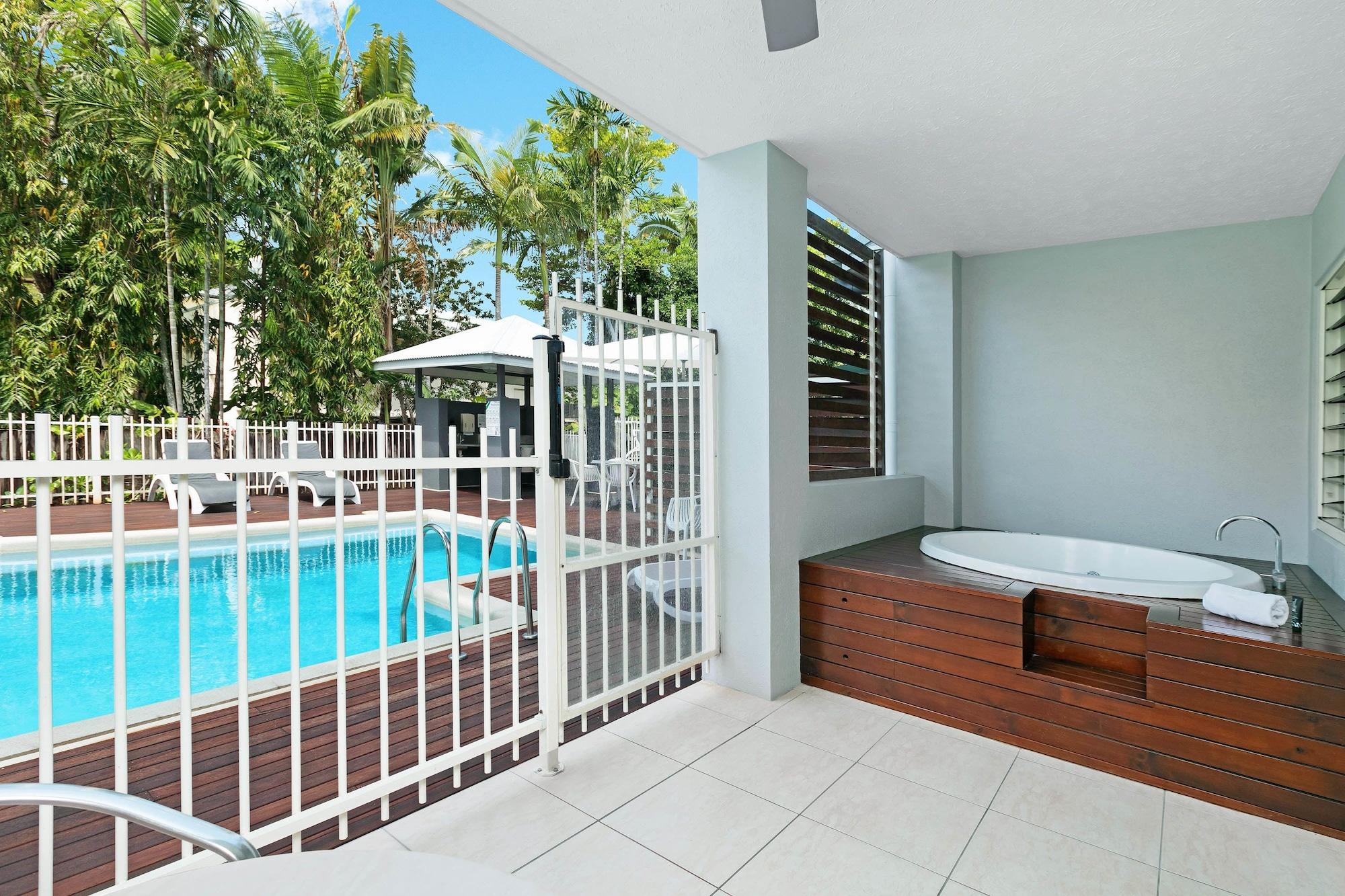 Mantra Aqueous On Port Aparthotel Port Douglas Kültér fotó