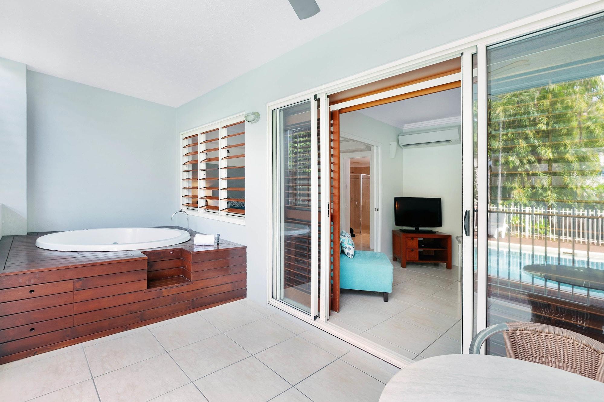 Mantra Aqueous On Port Aparthotel Port Douglas Kültér fotó