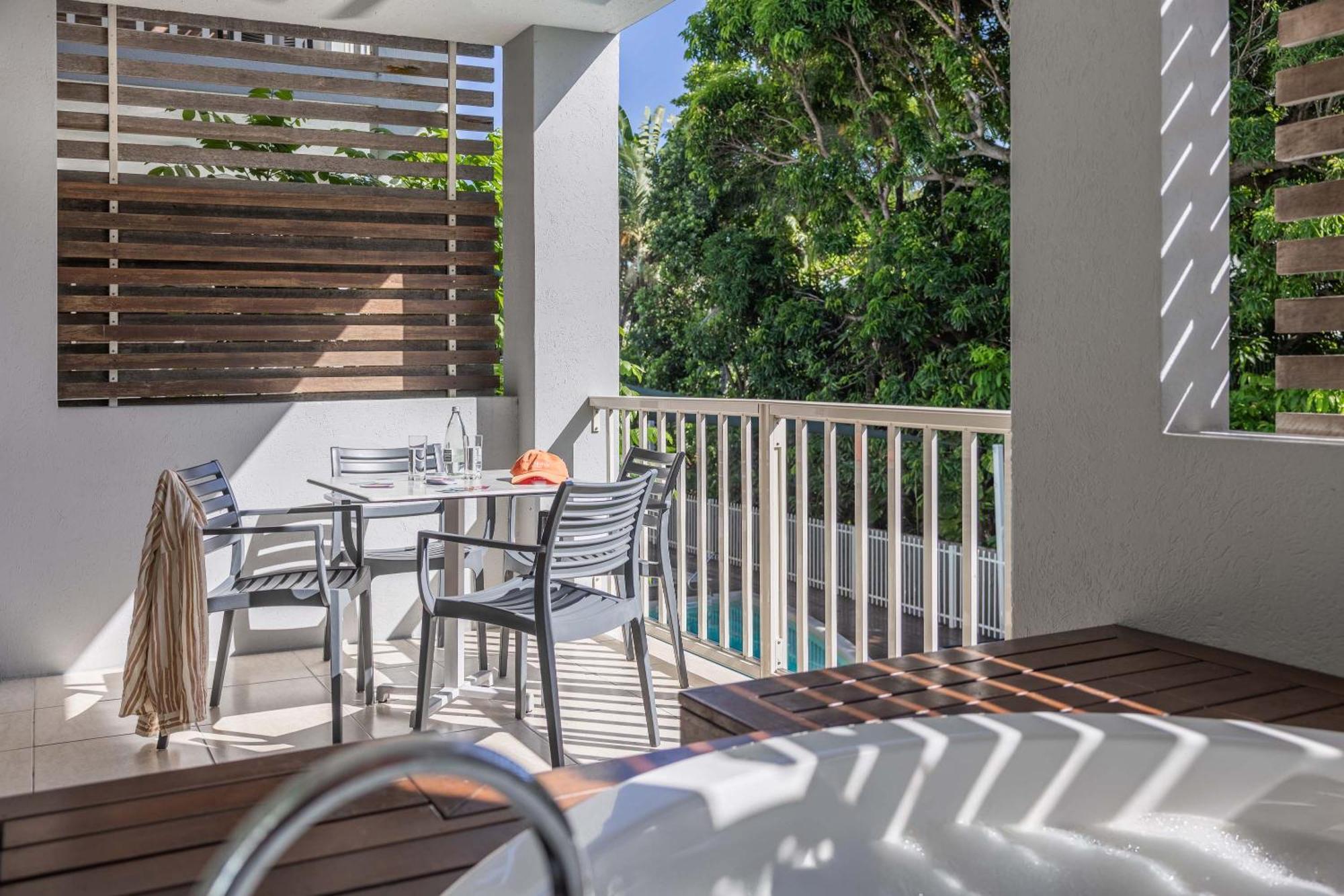 Mantra Aqueous On Port Aparthotel Port Douglas Kültér fotó
