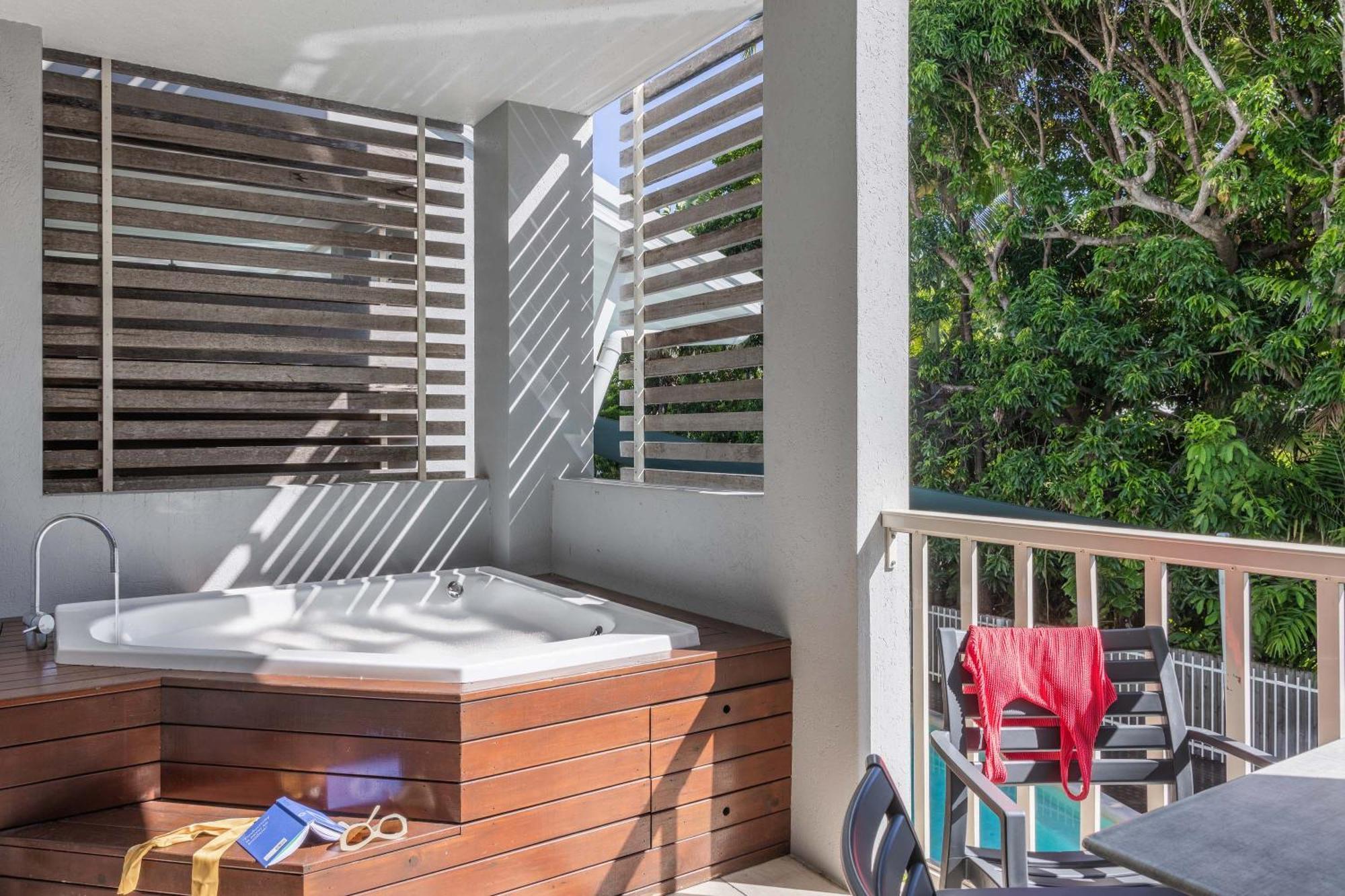 Mantra Aqueous On Port Aparthotel Port Douglas Kültér fotó